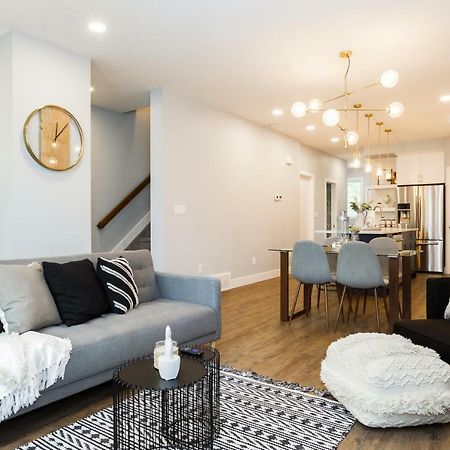 Contemporary Farmhouse Home - King Bed - Double Garage Parking - Free Wifi & Netflix - Long Stays Welcome Edmonton Luaran gambar