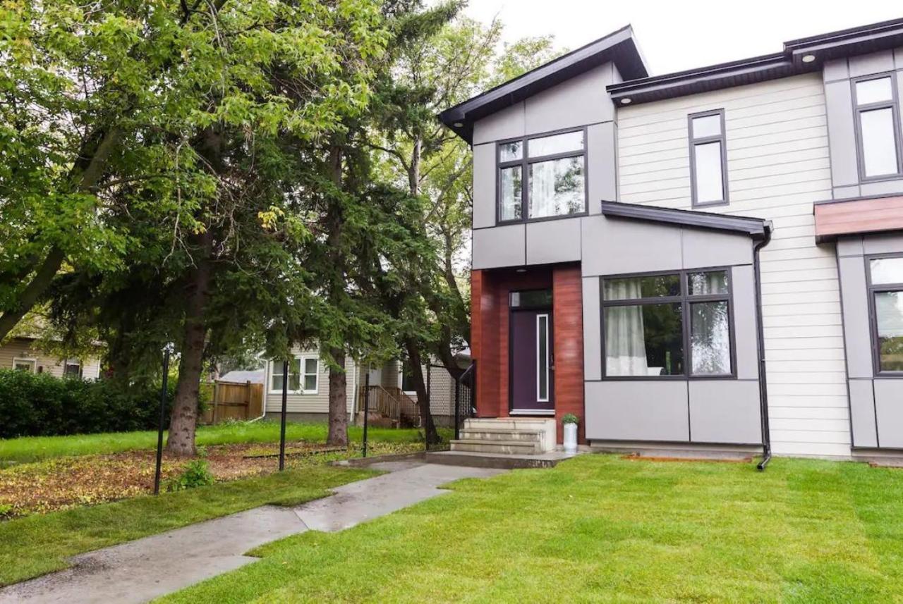 Contemporary Farmhouse Home - King Bed - Double Garage Parking - Free Wifi & Netflix - Long Stays Welcome Edmonton Luaran gambar