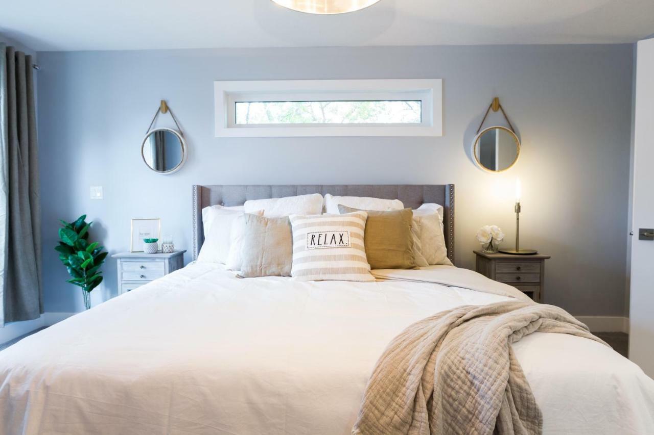 Contemporary Farmhouse Home - King Bed - Double Garage Parking - Free Wifi & Netflix - Long Stays Welcome Edmonton Luaran gambar