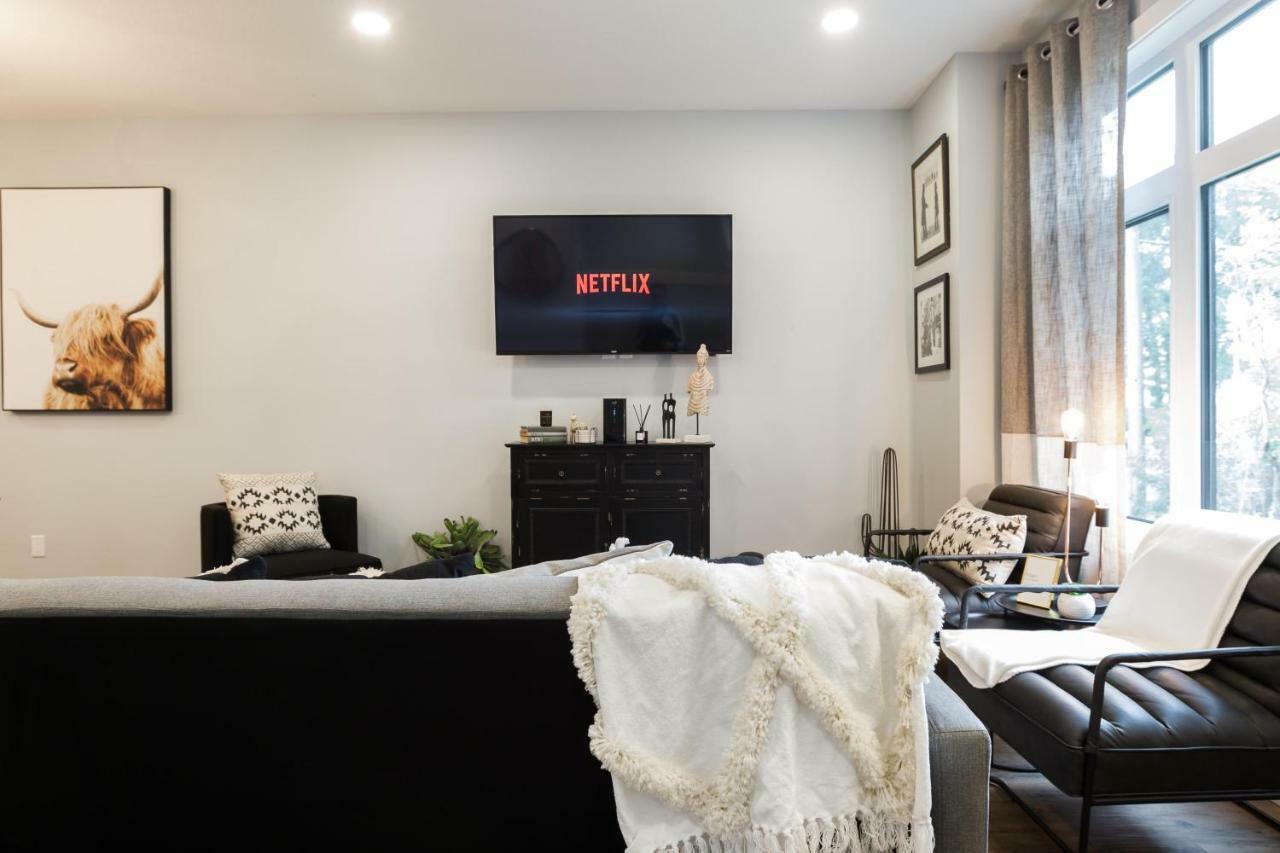 Contemporary Farmhouse Home - King Bed - Double Garage Parking - Free Wifi & Netflix - Long Stays Welcome Edmonton Luaran gambar