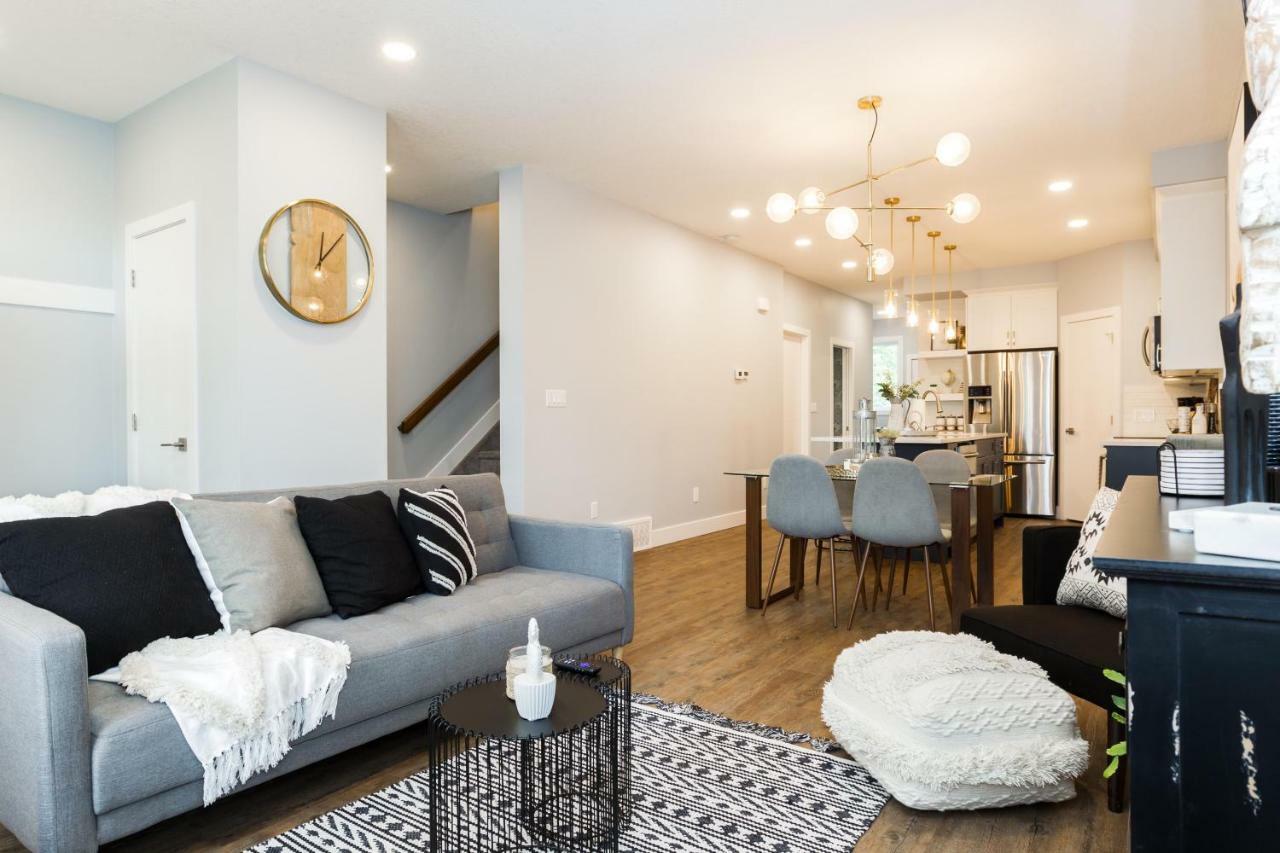 Contemporary Farmhouse Home - King Bed - Double Garage Parking - Free Wifi & Netflix - Long Stays Welcome Edmonton Luaran gambar