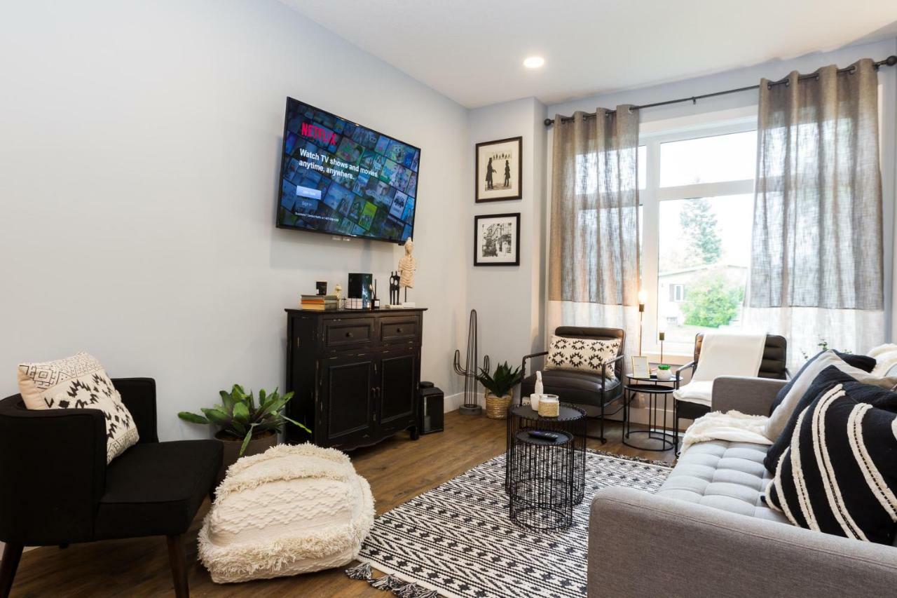 Contemporary Farmhouse Home - King Bed - Double Garage Parking - Free Wifi & Netflix - Long Stays Welcome Edmonton Luaran gambar