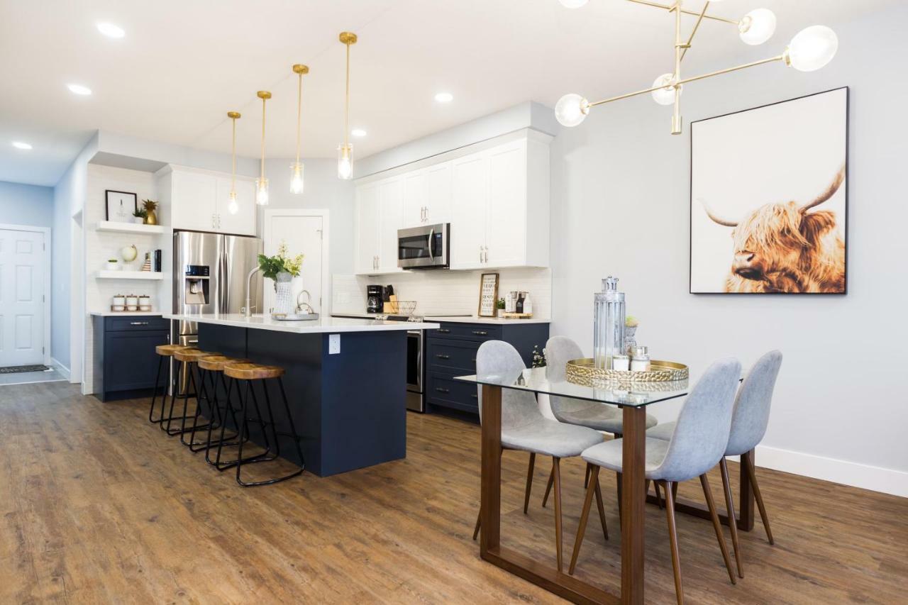 Contemporary Farmhouse Home - King Bed - Double Garage Parking - Free Wifi & Netflix - Long Stays Welcome Edmonton Luaran gambar