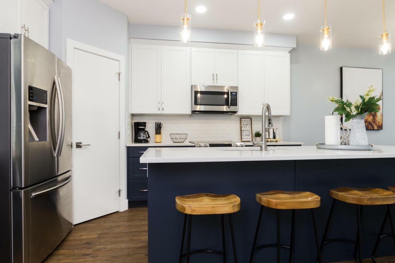 Contemporary Farmhouse Home - King Bed - Double Garage Parking - Free Wifi & Netflix - Long Stays Welcome Edmonton Luaran gambar