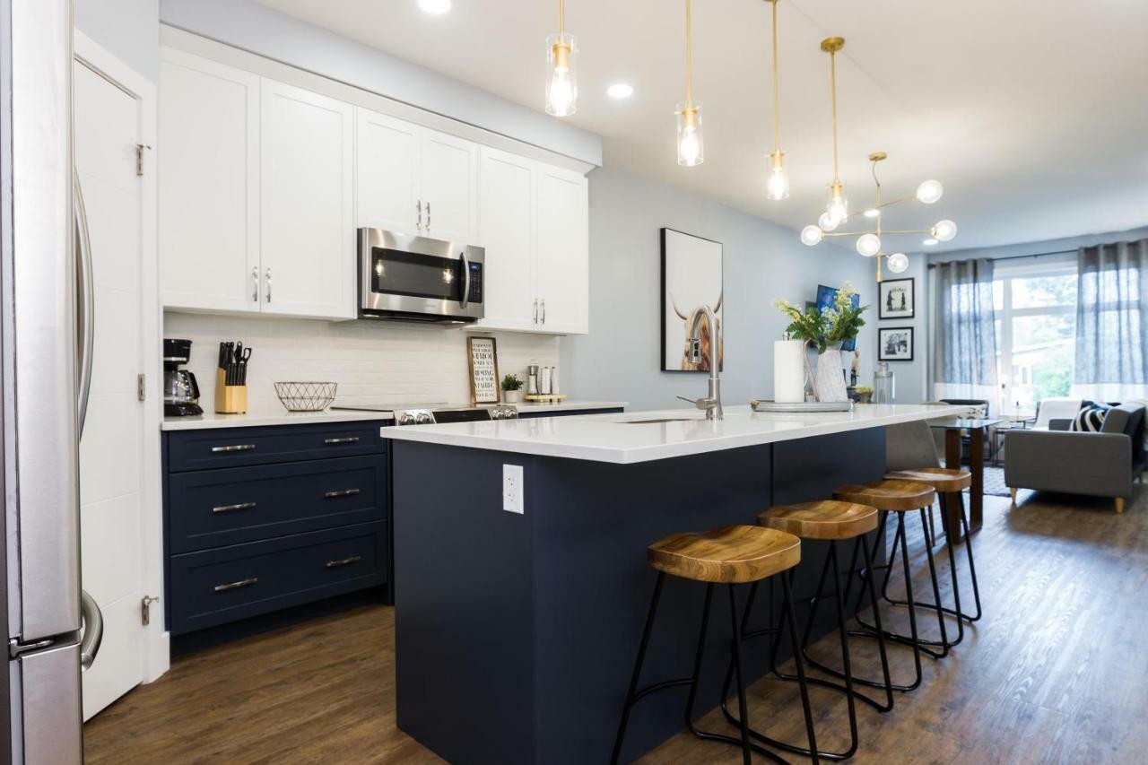 Contemporary Farmhouse Home - King Bed - Double Garage Parking - Free Wifi & Netflix - Long Stays Welcome Edmonton Luaran gambar