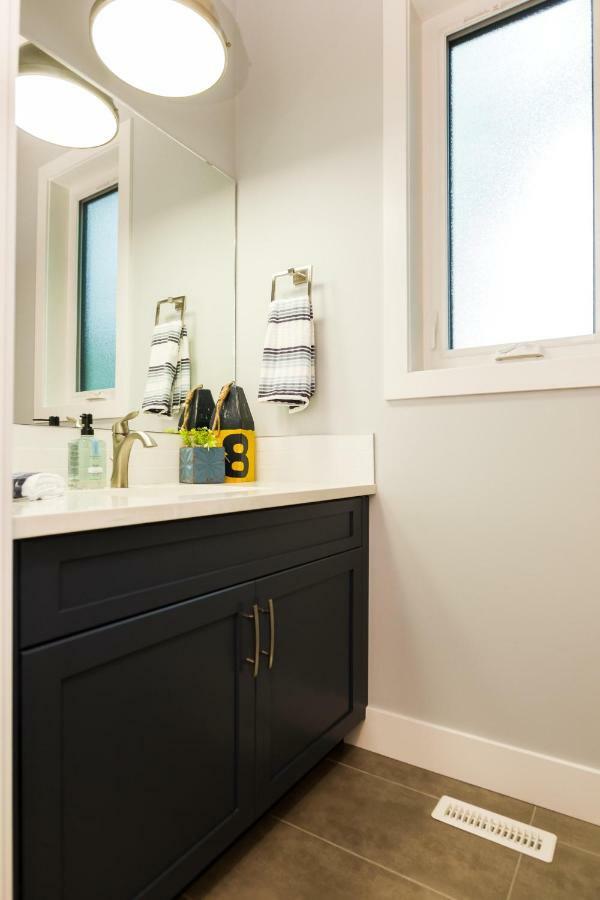 Contemporary Farmhouse Home - King Bed - Double Garage Parking - Free Wifi & Netflix - Long Stays Welcome Edmonton Luaran gambar