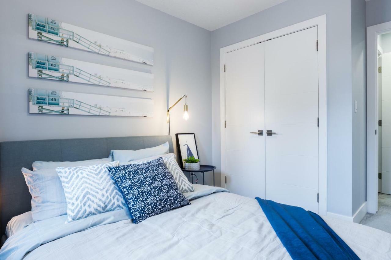 Contemporary Farmhouse Home - King Bed - Double Garage Parking - Free Wifi & Netflix - Long Stays Welcome Edmonton Luaran gambar