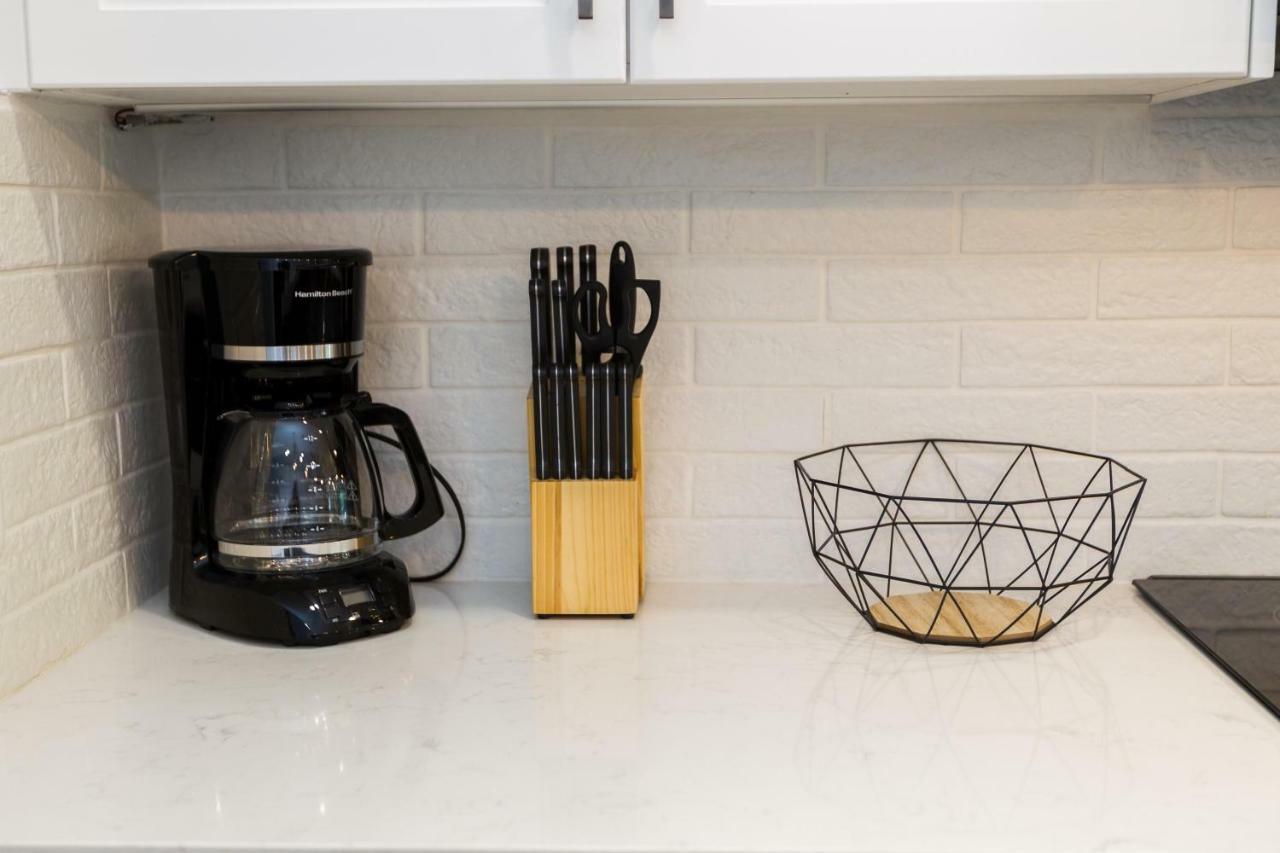 Contemporary Farmhouse Home - King Bed - Double Garage Parking - Free Wifi & Netflix - Long Stays Welcome Edmonton Luaran gambar