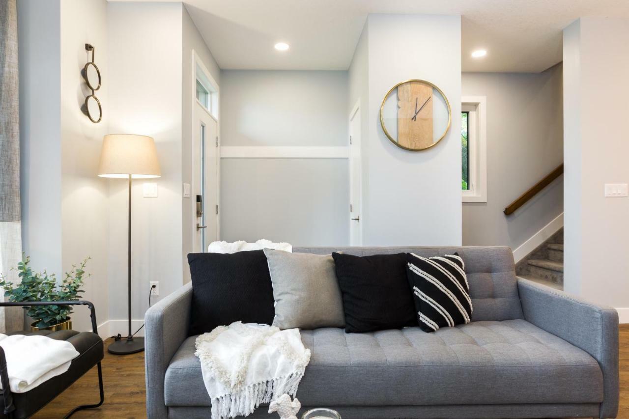 Contemporary Farmhouse Home - King Bed - Double Garage Parking - Free Wifi & Netflix - Long Stays Welcome Edmonton Luaran gambar