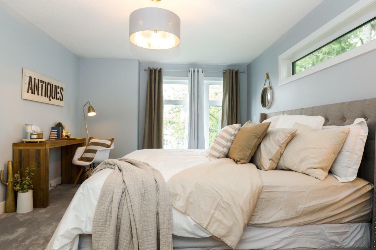 Contemporary Farmhouse Home - King Bed - Double Garage Parking - Free Wifi & Netflix - Long Stays Welcome Edmonton Luaran gambar