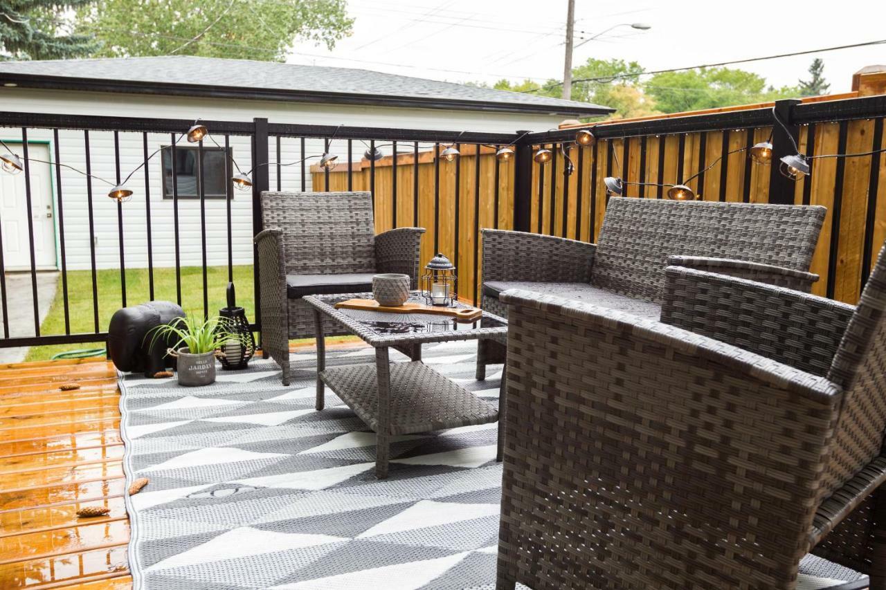 Contemporary Farmhouse Home - King Bed - Double Garage Parking - Free Wifi & Netflix - Long Stays Welcome Edmonton Luaran gambar