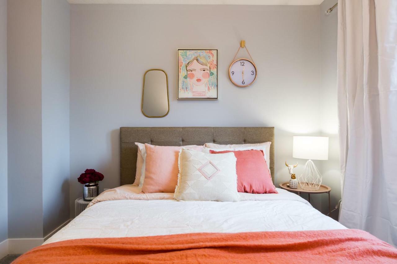 Contemporary Farmhouse Home - King Bed - Double Garage Parking - Free Wifi & Netflix - Long Stays Welcome Edmonton Luaran gambar
