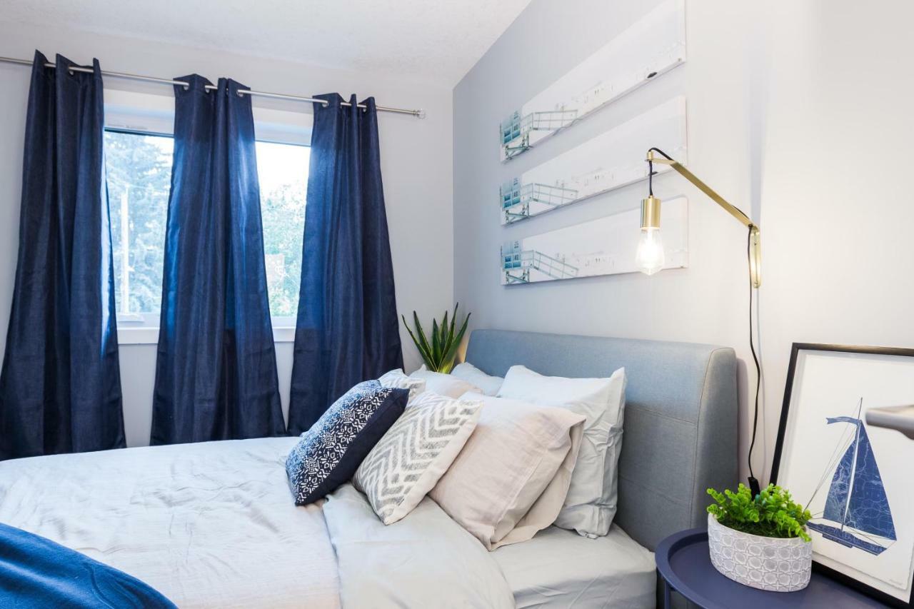 Contemporary Farmhouse Home - King Bed - Double Garage Parking - Free Wifi & Netflix - Long Stays Welcome Edmonton Luaran gambar