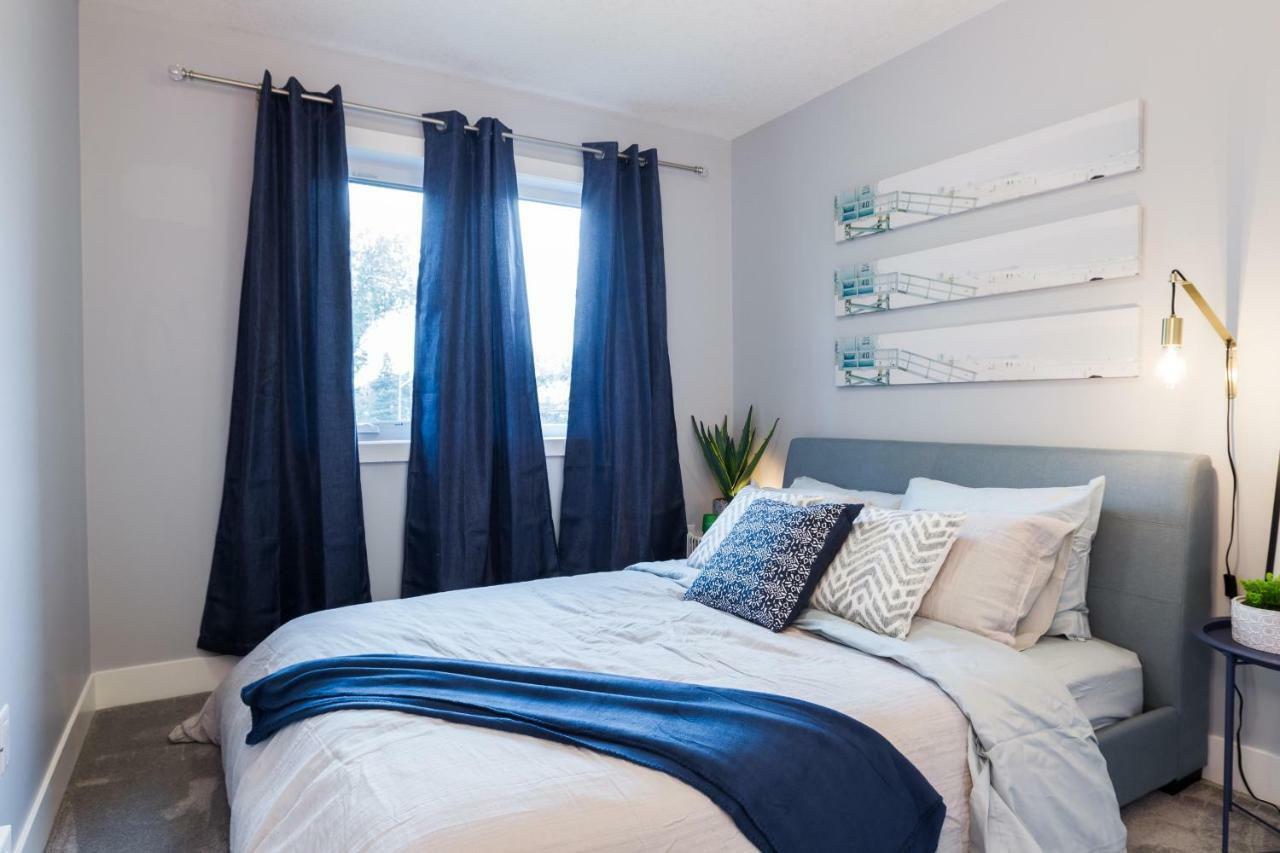 Contemporary Farmhouse Home - King Bed - Double Garage Parking - Free Wifi & Netflix - Long Stays Welcome Edmonton Luaran gambar