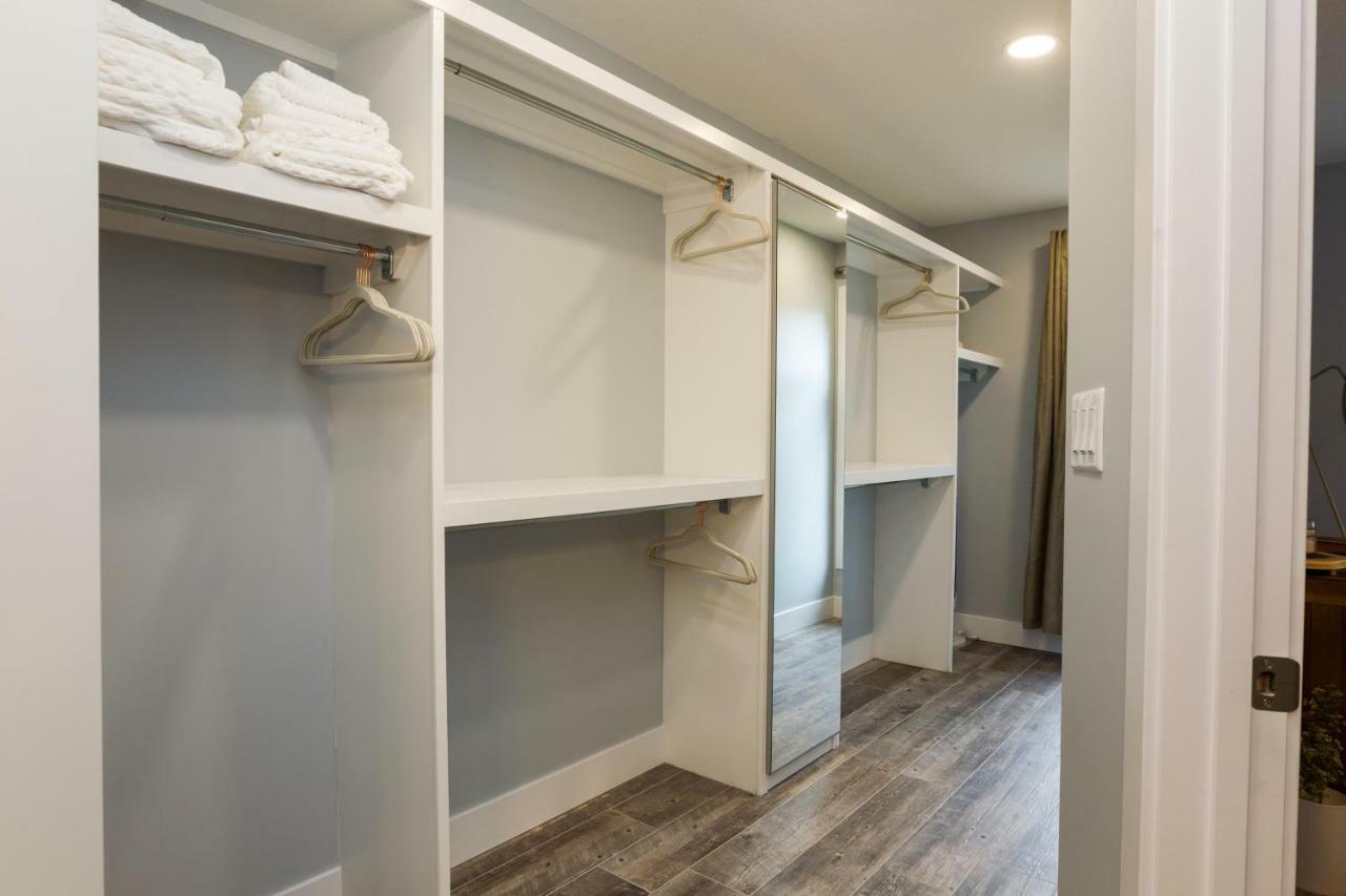 Contemporary Farmhouse Home - King Bed - Double Garage Parking - Free Wifi & Netflix - Long Stays Welcome Edmonton Luaran gambar