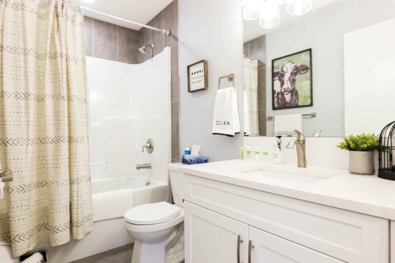Contemporary Farmhouse Home - King Bed - Double Garage Parking - Free Wifi & Netflix - Long Stays Welcome Edmonton Luaran gambar